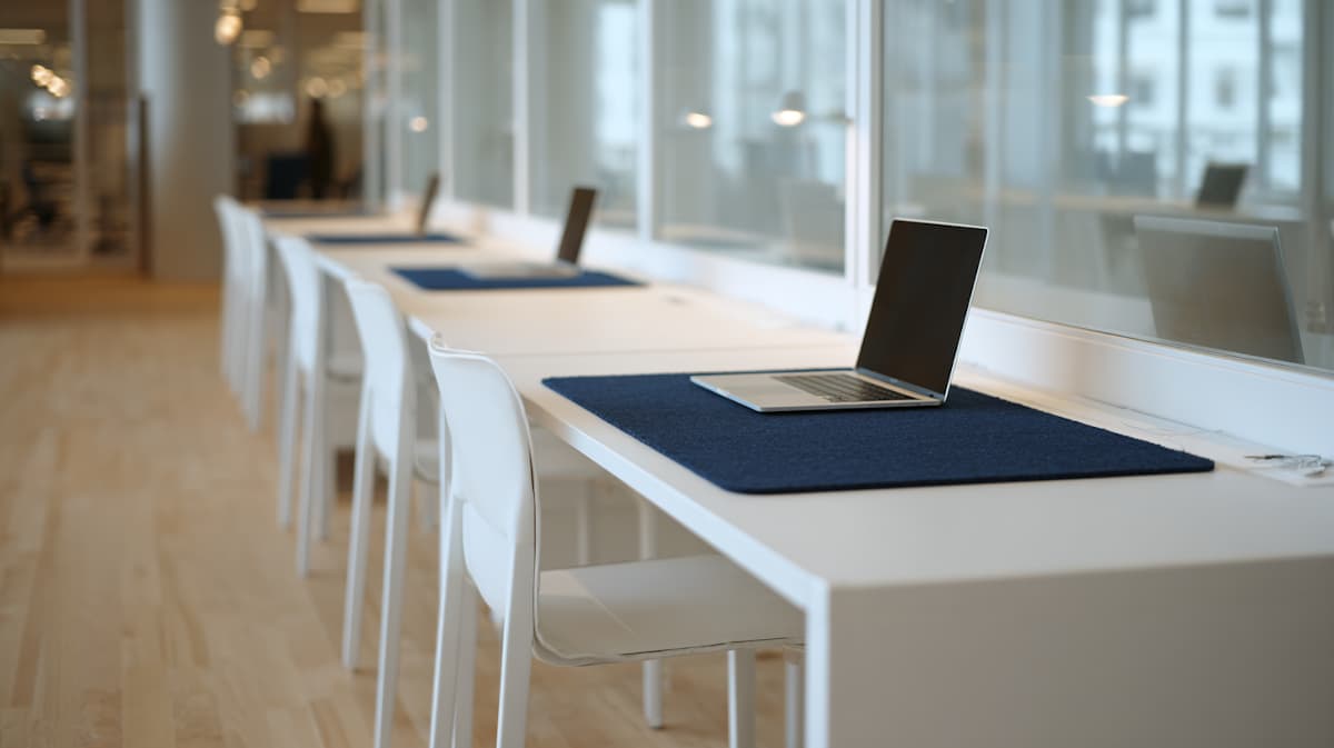 Un open space vide avec des postes de travail inoccupés