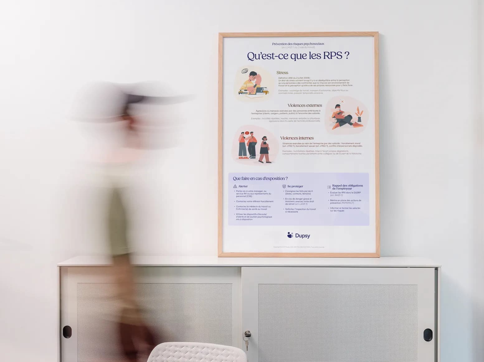 Affiche « Qu’est-ce que les RPS ? » encadrée, posée sur un meuble de bureau lumineux