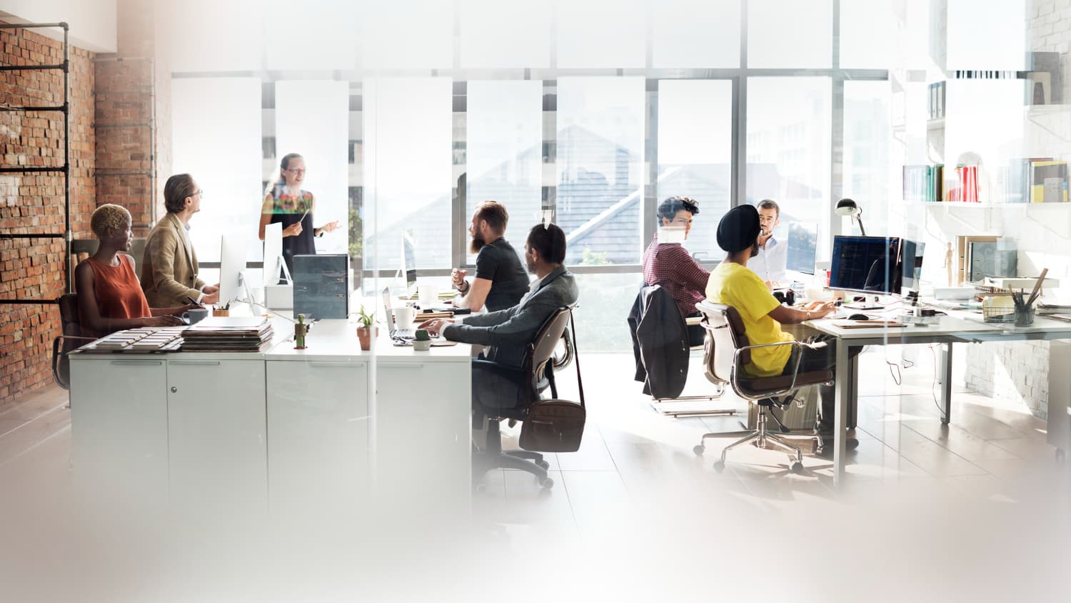 Une équipe au travail dans un open space largement vitré