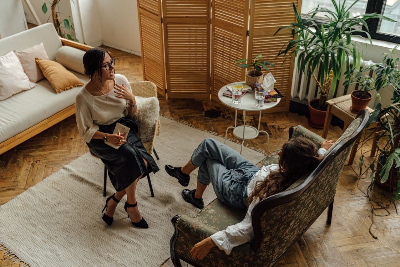 Une psychologue en séance avec une personne allongée sur un canapé