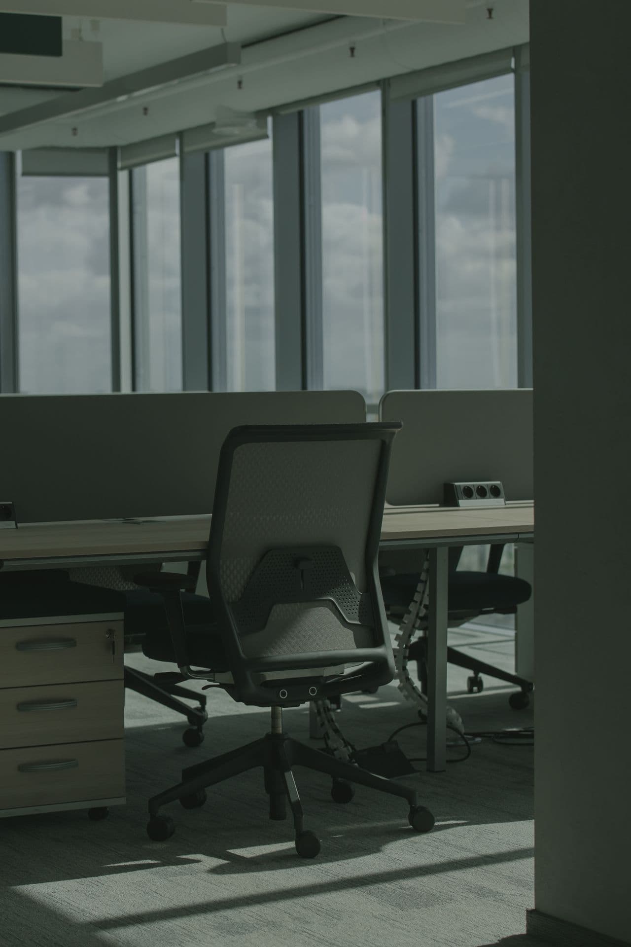 Un poste de travail vide dans un bureau à la lumière tamisée