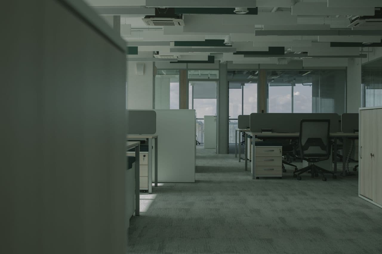 Un open space vide, cloisons et bureaux inoccupés
