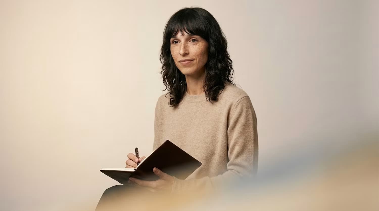 Une femme prend des notes dans un carnet