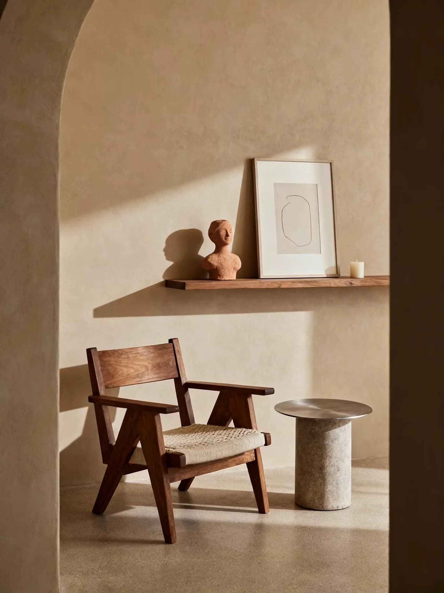 Un fauteuil en bois dans un intérieur épuré, avec une étagère décorative