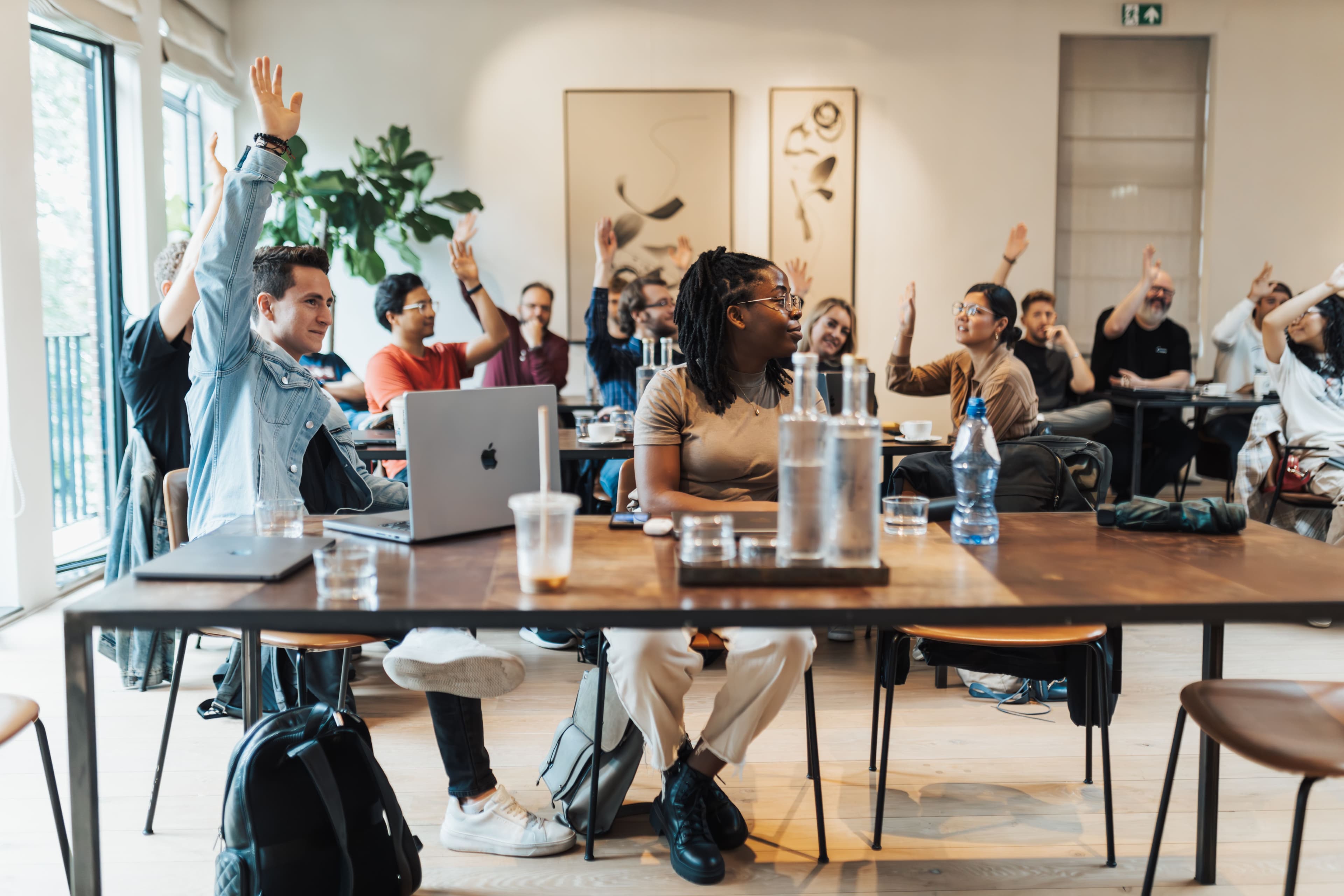 Un groupe de participants engagés pendant un atelier de formation