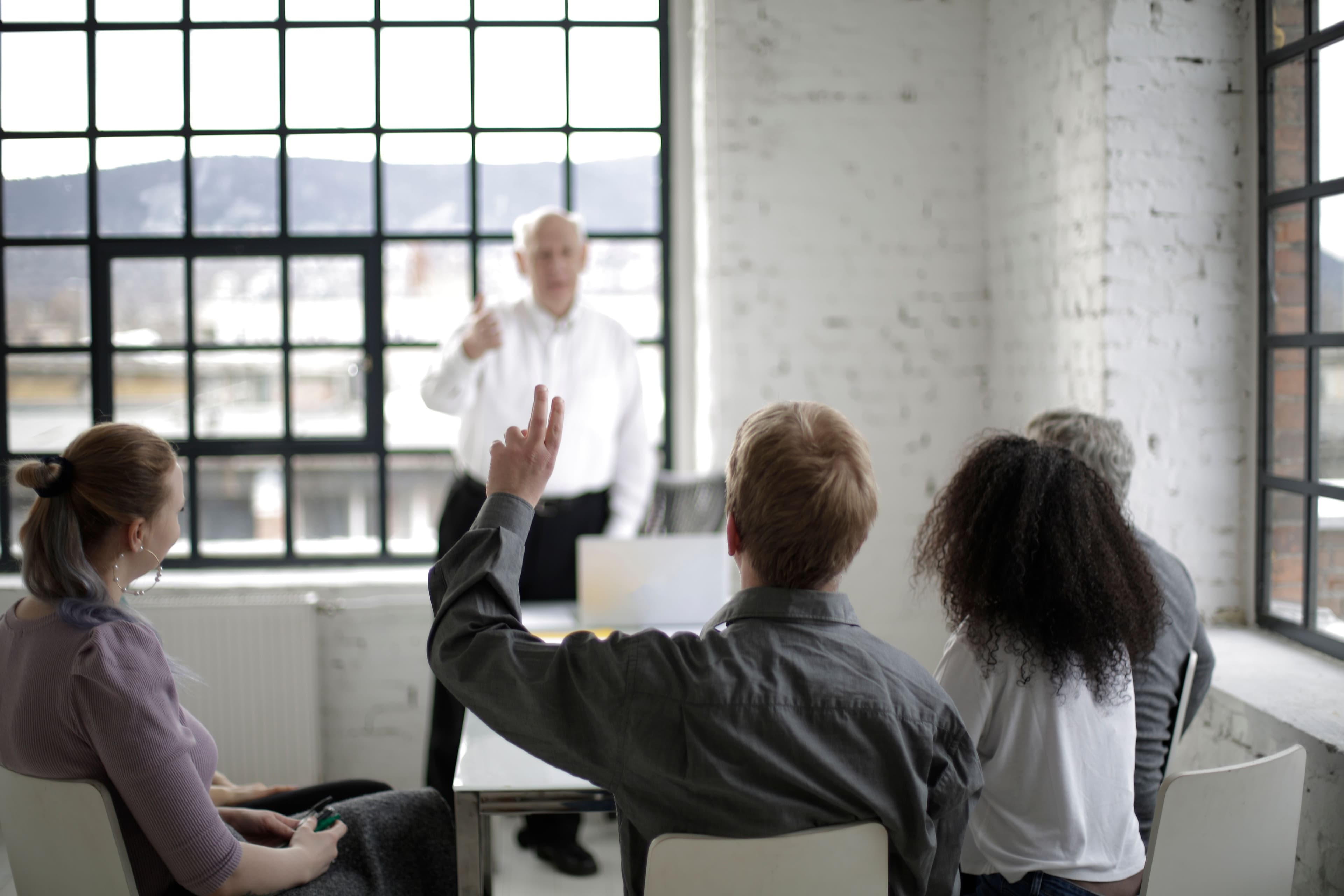 Un groupe de participants échange pendant une session de formation