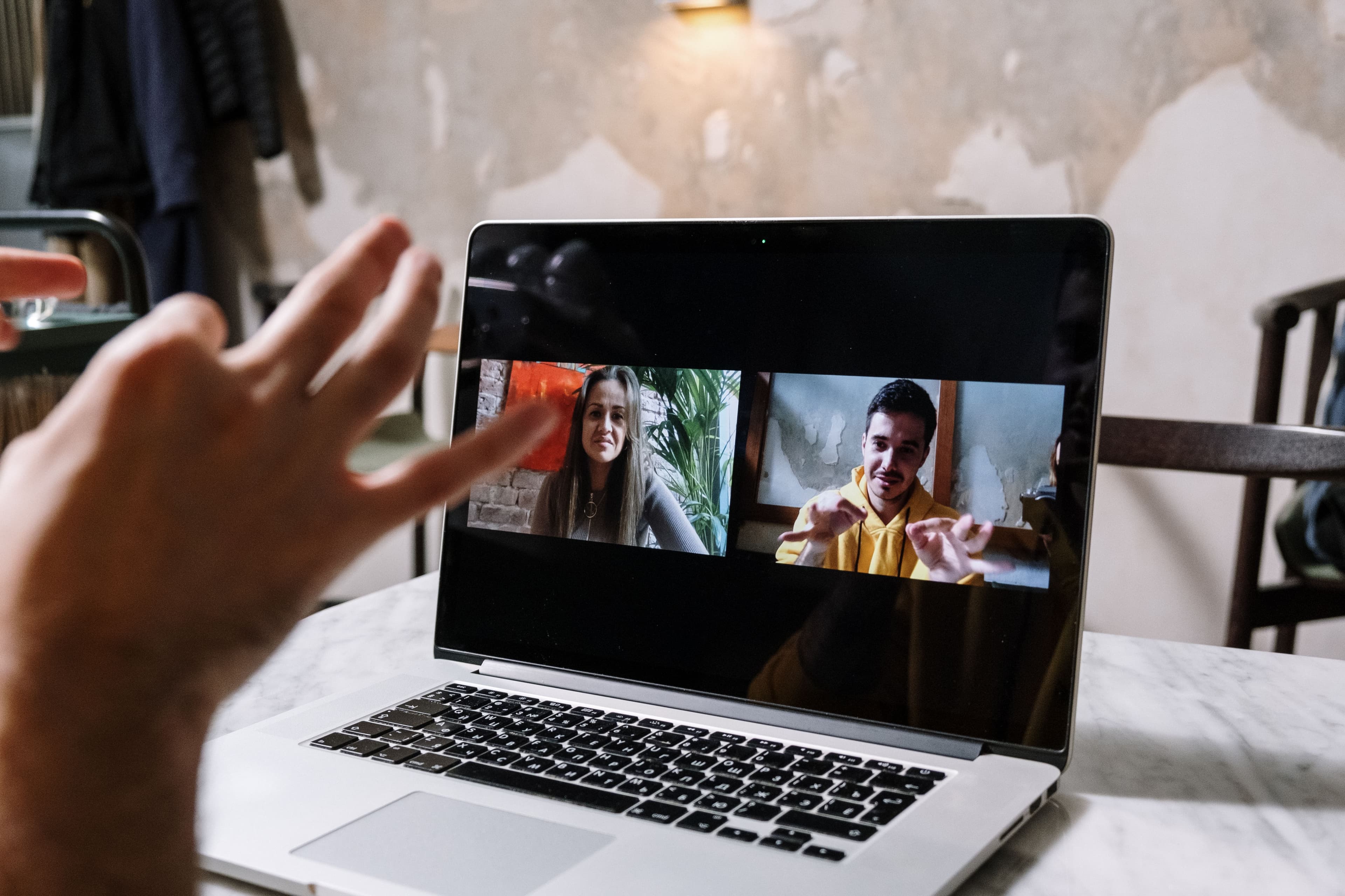 Une personne échange en visioconférence sur un ordinateur portable