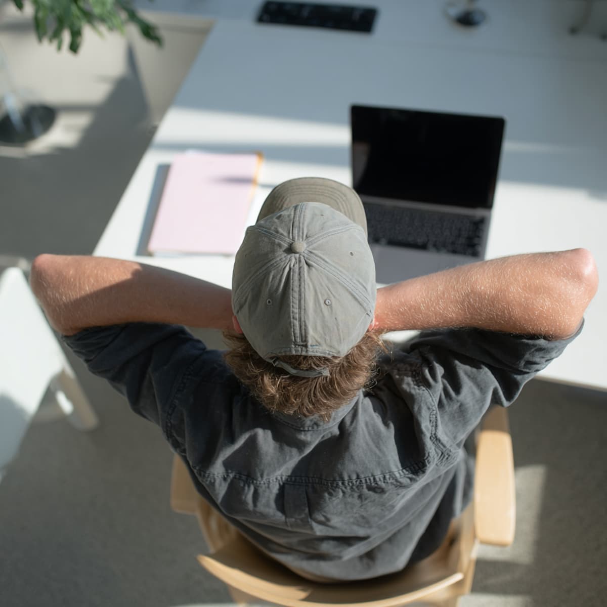 Une personne détendue, vue de dos, à son bureau