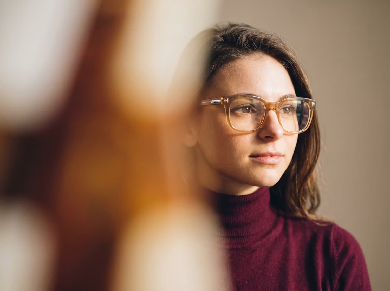 Portrait d’une femme à lunettes regardant par la fenêtre